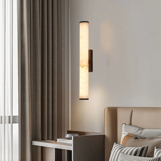 Vägglampa i naturlig marmor och mässing för sovrum och vardagsrum