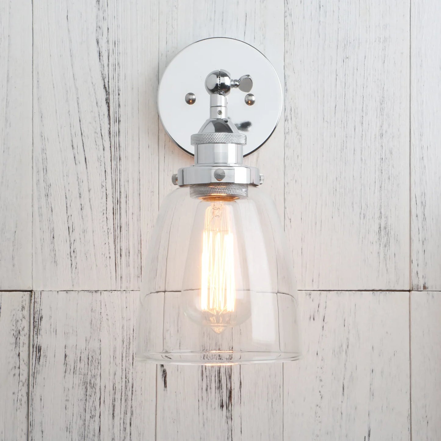 Vintage vägglampa i metall och glas med E27-sockel och elegant retrodesign