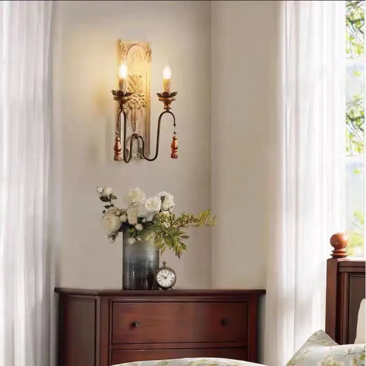 Franskinspirerad vägglampa i järn och massivt trä med dubbla ljuskällor
