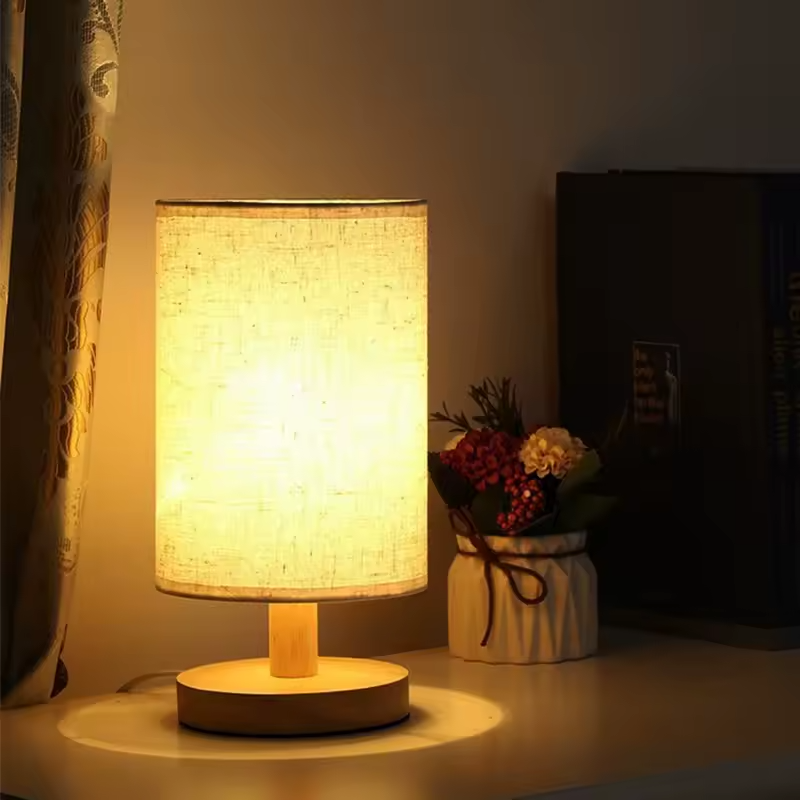 Silvo | Bordslampa i trä med linneskärm och praktisk USB-anslutning