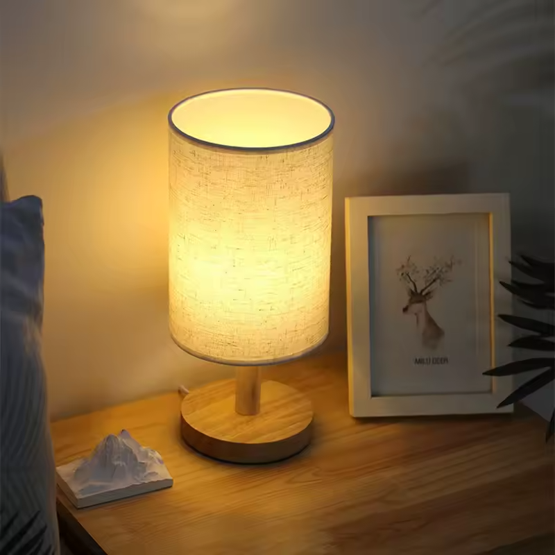 Silvo | Bordslampa i trä med linneskärm och praktisk USB-anslutning