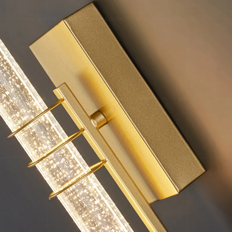 Modern vägglampa i glas och metall med varm LED-belysning