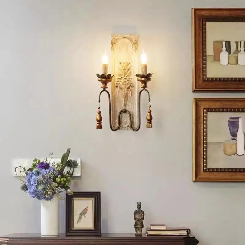 Franskinspirerad vägglampa i järn och massivt trä med dubbla ljuskällor