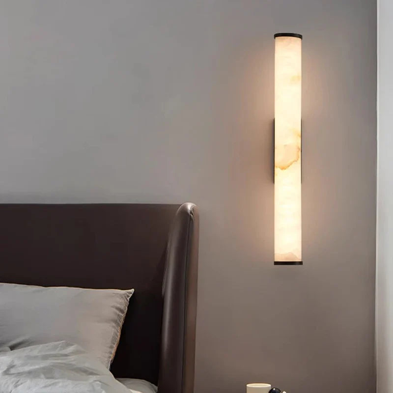 Vägglampa i naturlig marmor och mässing för sovrum och vardagsrum