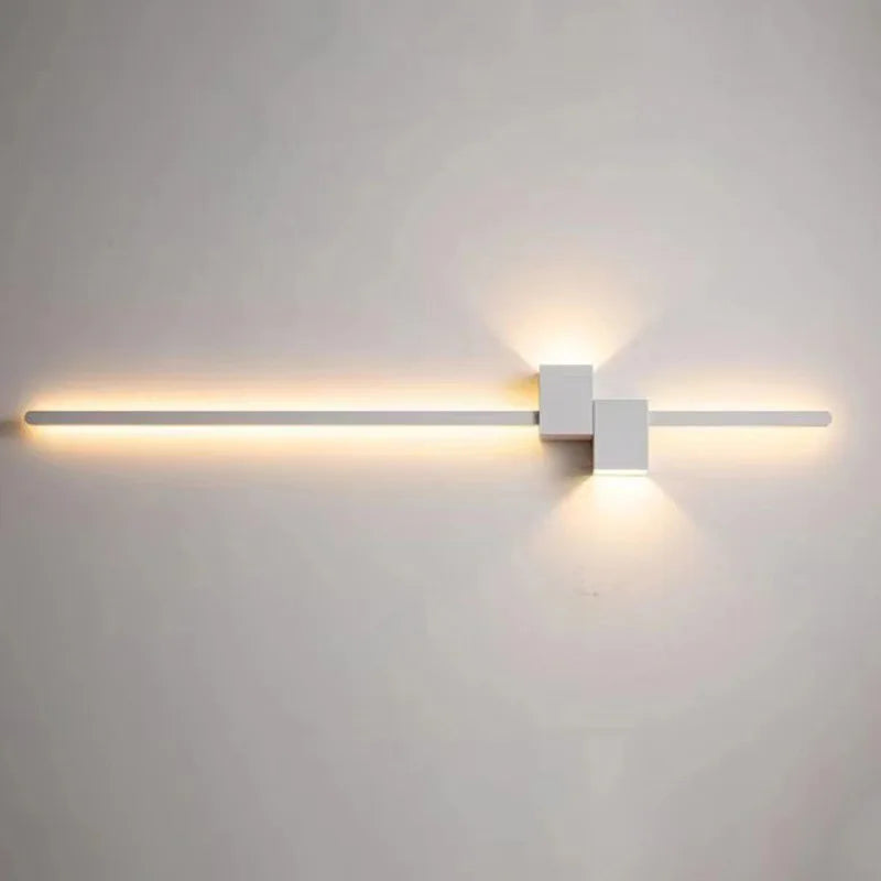 Lång nordisk LED-vägglampa i aluminium med dimbar upp- och nedbelysning