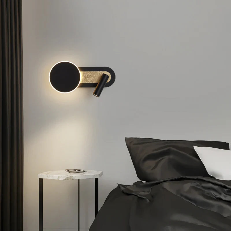 Modern LED-vägglampa med roterbart ljus – elegant belysning för sovrum och hotell