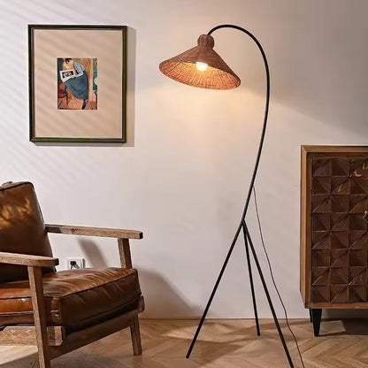 Ravik | Modern golvlampa i rottingstil med nordisk och minimalistisk design