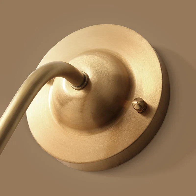 Klassisk vägglampa i massivt koppar med tygskärm – elegant belysning för sovrum och vardagsrum