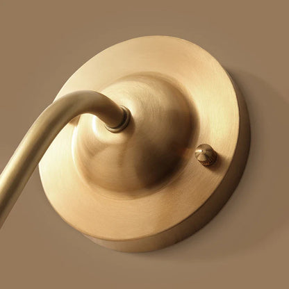 Klassisk vägglampa i massivt koppar med tygskärm – elegant belysning för sovrum och vardagsrum