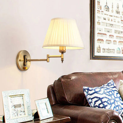 Vägglampa i tyg och metall med justerbar arm och klassisk design