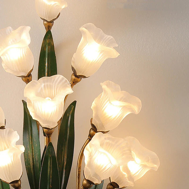 Vägglampa i metall och glas med blomformad fransk design