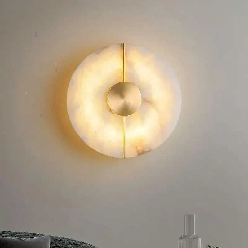 Vägglampa i marmor och gyllene koppar med modern nordisk design