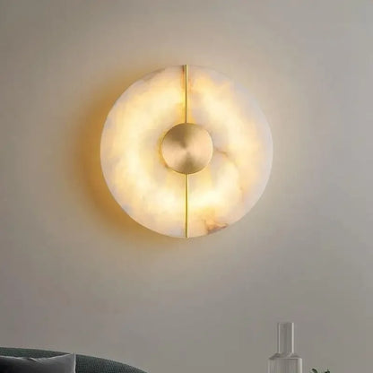 Vägglampa i marmor och gyllene koppar med modern nordisk design
