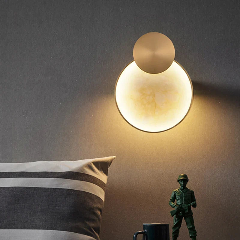 Vägglampa i naturlig marmor och gyllene metall för vardagsrum och sovrum