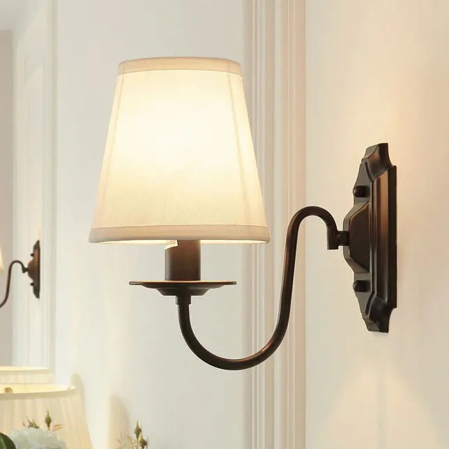 Vägglampa i svart järn och tyg med klassisk amerikansk design