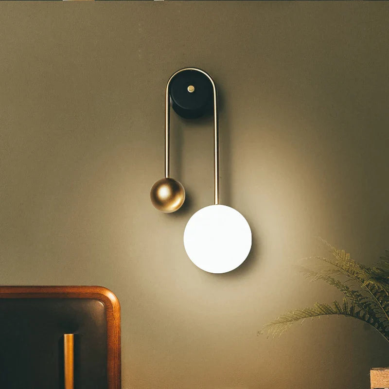 Golden LED vägglampa – modern belysning för sovrum, vardagsrum och hotellmiljö