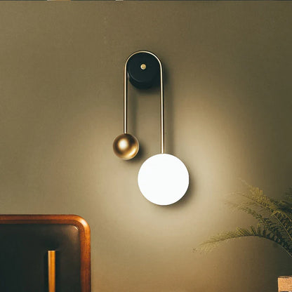 Golden LED vägglampa – modern belysning för sovrum, vardagsrum och hotellmiljö