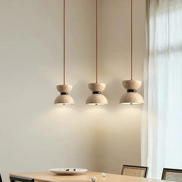 Nordisk pendellampa i gul grottsten och trä för restaurang café bar