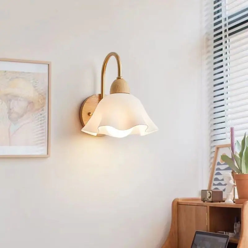 Modern vägglampa i japansk stil med träram och glaskupa