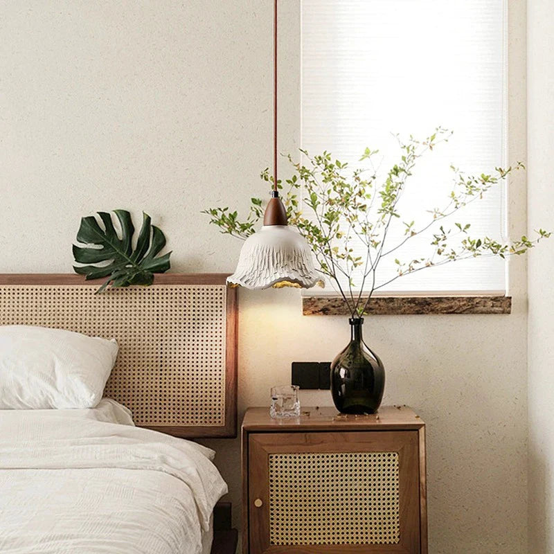Krämfärgad retro LED takpendel i blomform med cementfinish