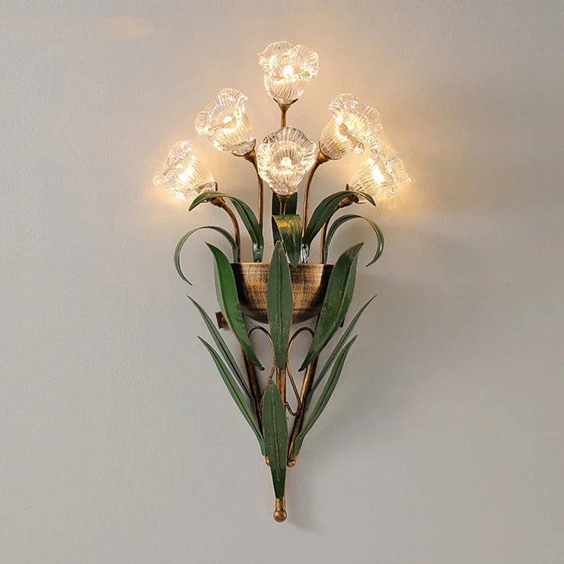Vägglampa i metall och glas med blomformad fransk design