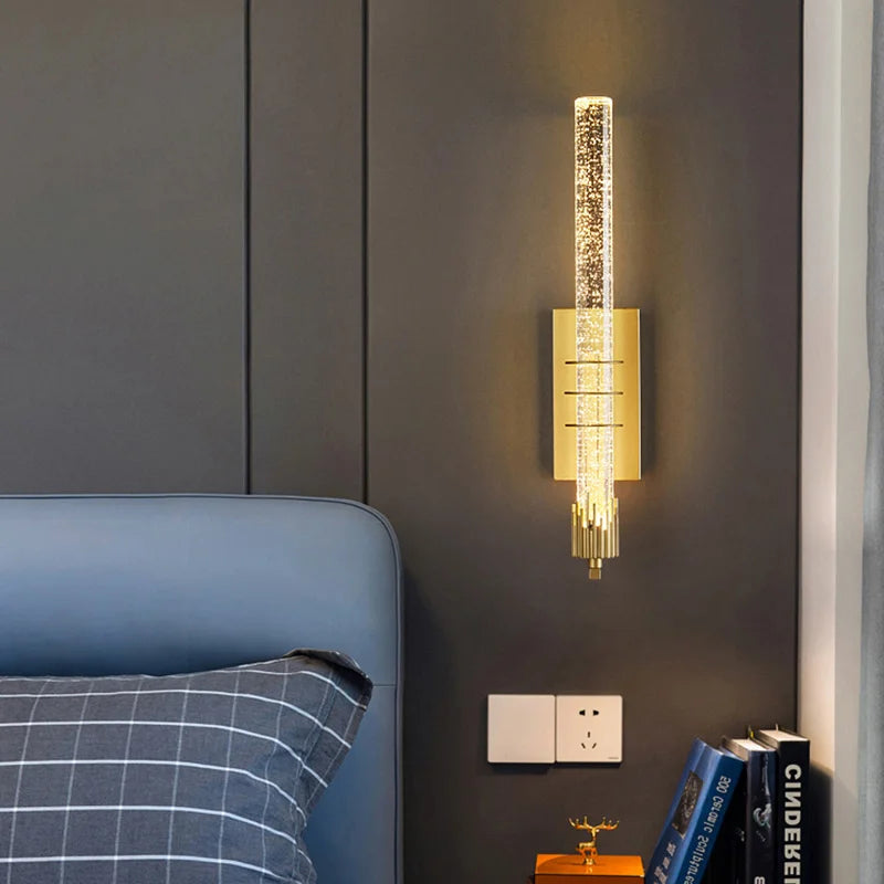 Modern vägglampa i glas och metall med varm LED-belysning