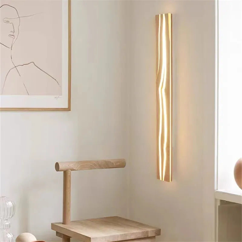 Vägglampa i trä med sprucken struktur – nordisk och minimalistisk design