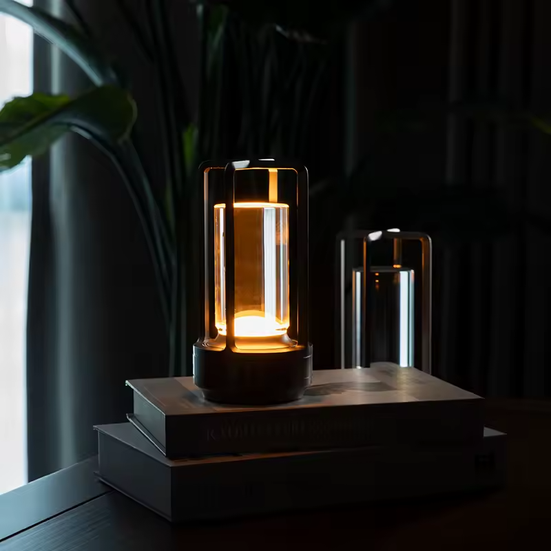 Virello | Kristallinspirerad LED-bordslampa i aluminium med modern design