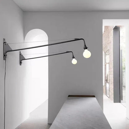 Minimalistisk vägglampa med lång arm och roterbar design