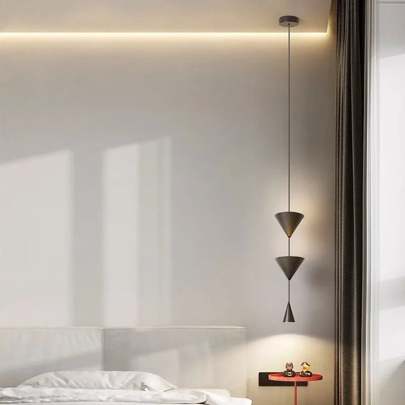 Modern konformad takpendel i metall med tre spotlights för hem och café