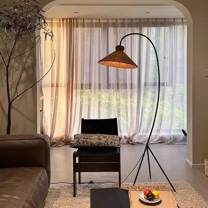 Ravik | Modern golvlampa i rottingstil med nordisk och minimalistisk design