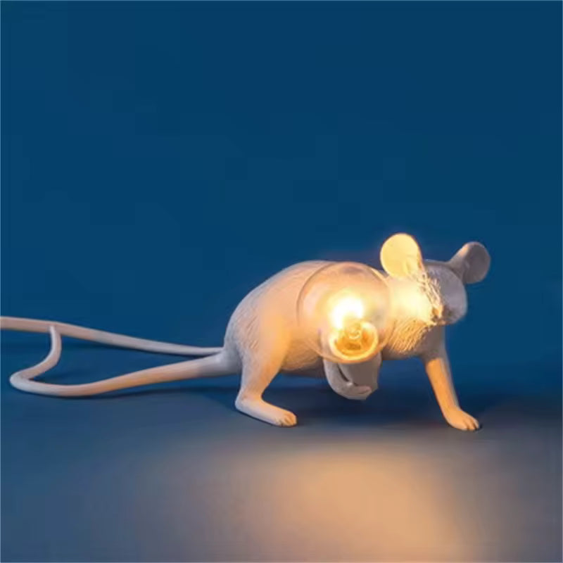 Ratlamp – Dekorativ bordslampa i harts med musdesign och unik inredningsdetalj