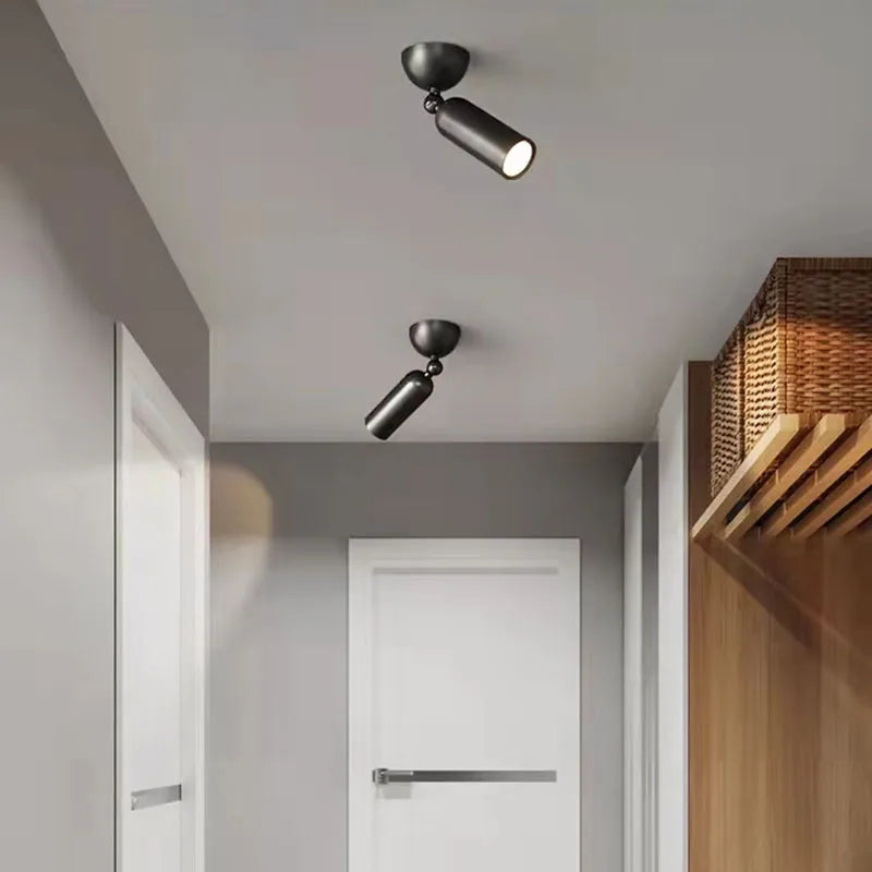 Vägglampa i mässing med roterbar arm och modern LED-belysning