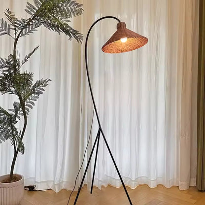 Ravik | Modern golvlampa i rottingstil med nordisk och minimalistisk design