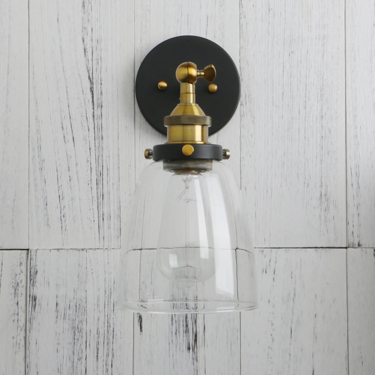 Vintage vägglampa i metall och glas med E27-sockel och elegant retrodesign