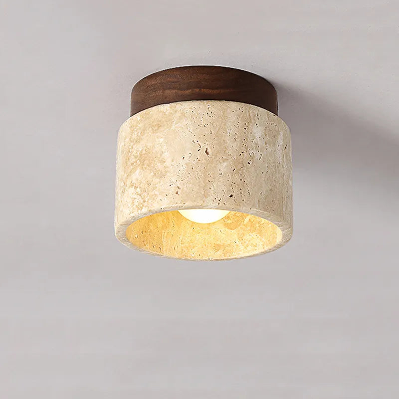Taklampa i travertin och trä med wabi-sabi inspirerad design