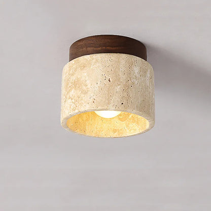 Taklampa i travertin och trä med wabi-sabi inspirerad design