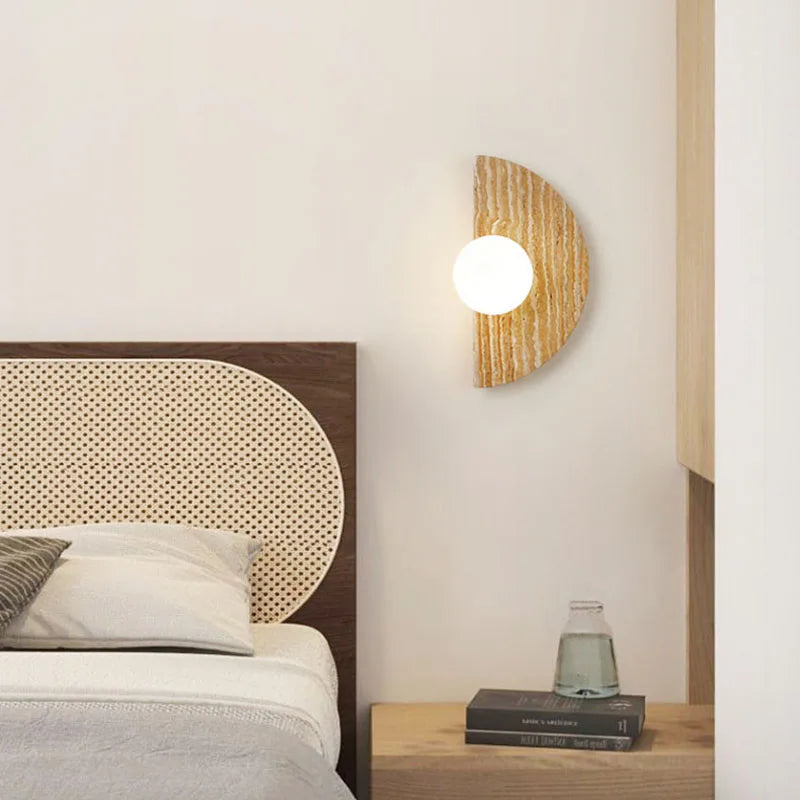 Vägglampa i natursten och frostat glas med halvcirkel-design för sovrum och vardagsrum