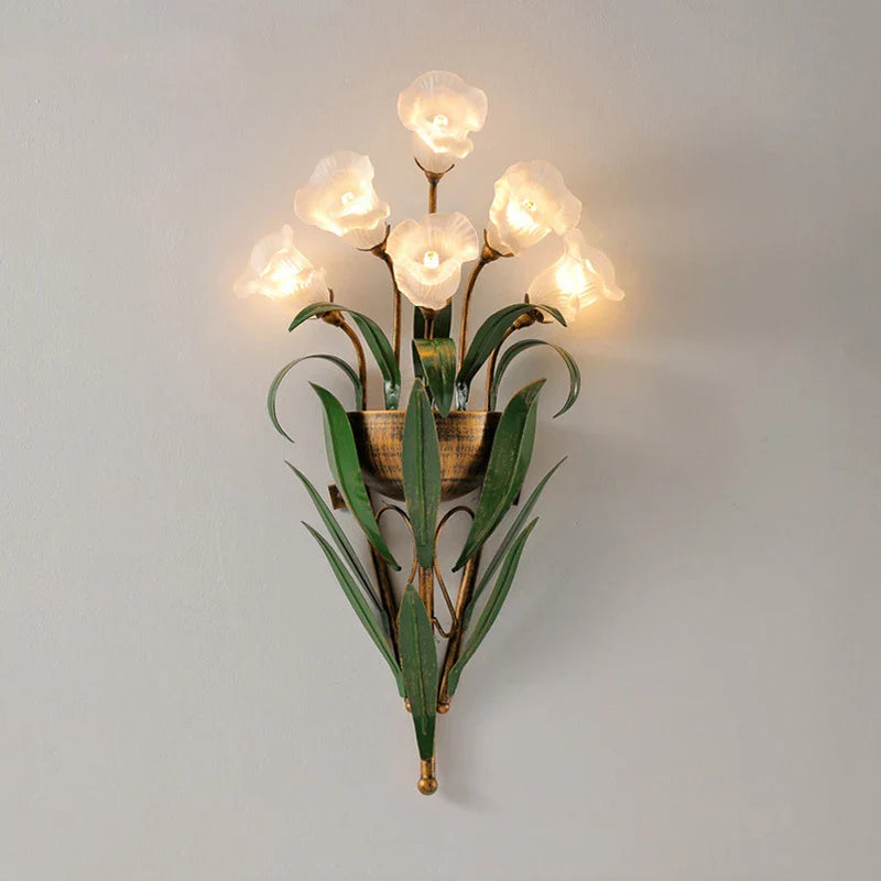 Vägglampa i metall och glas med blomformad fransk design