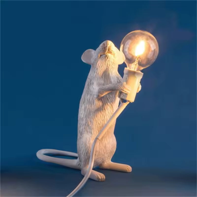 Ratlamp – Dekorativ bordslampa i harts med musdesign och unik inredningsdetalj