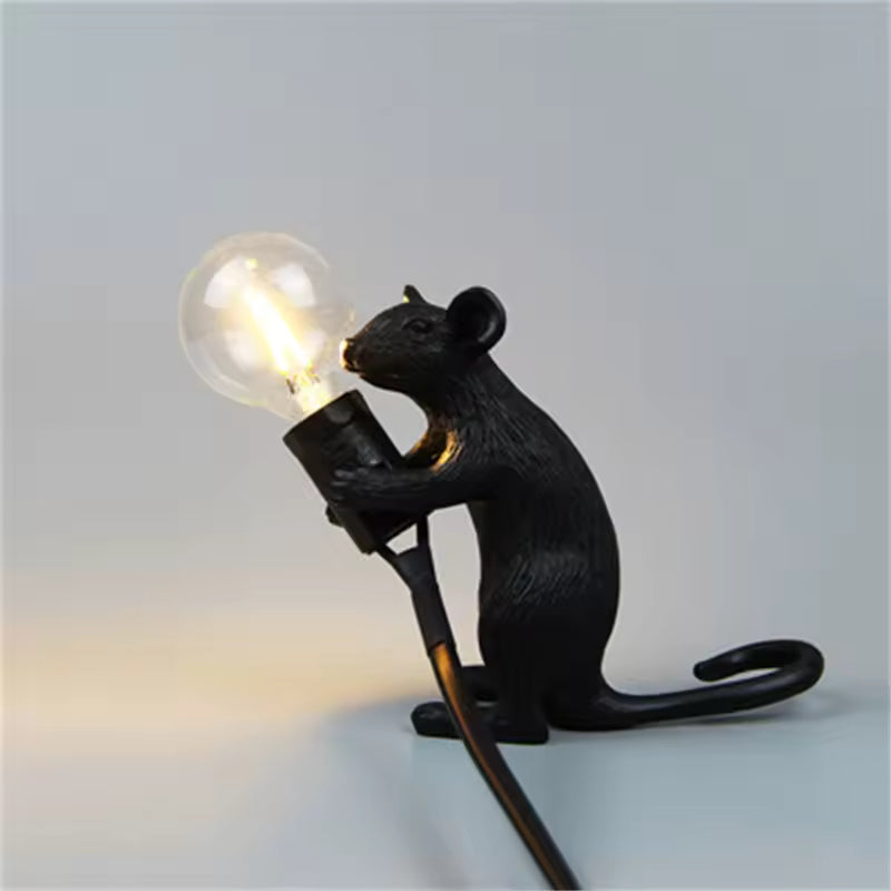 Ratlamp – Dekorativ bordslampa i harts med musdesign och unik inredningsdetalj