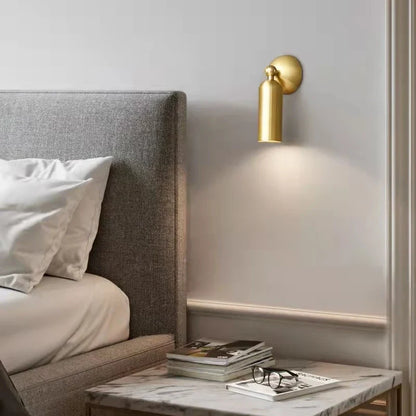 Vägglampa i mässing med roterbar arm och modern LED-belysning