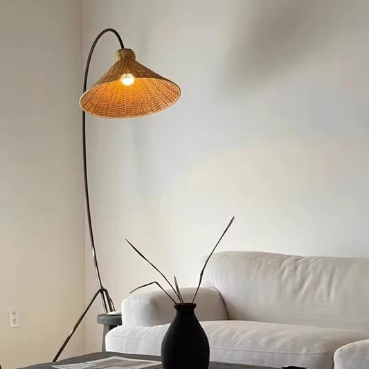 Ravik | Modern golvlampa i rottingstil med nordisk och minimalistisk design