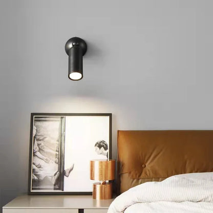 Vägglampa i mässing med roterbar arm och modern LED-belysning