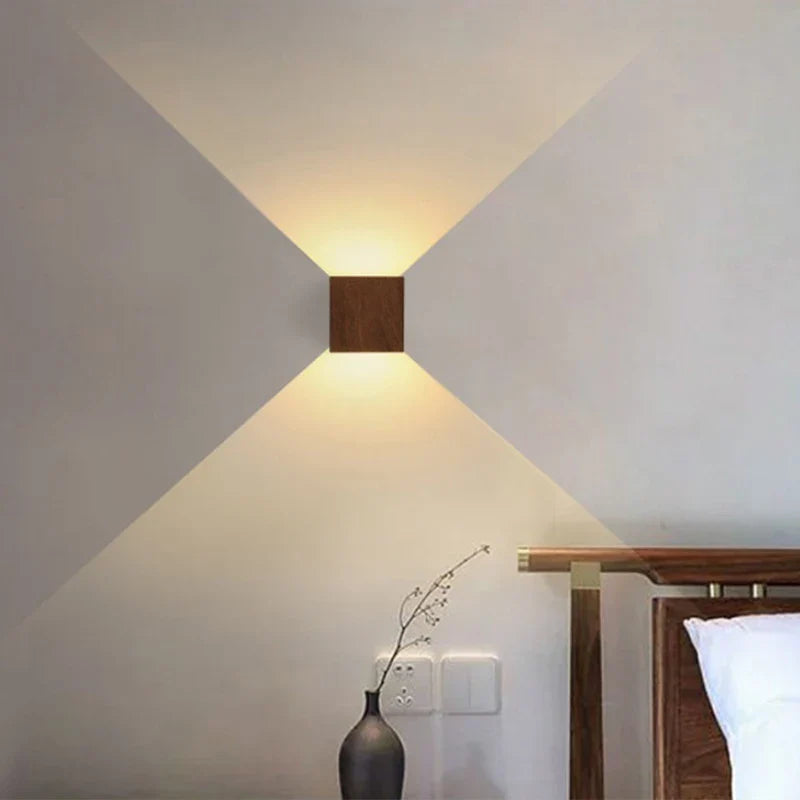 Vägglampa i trä med nordisk minimalistisk design