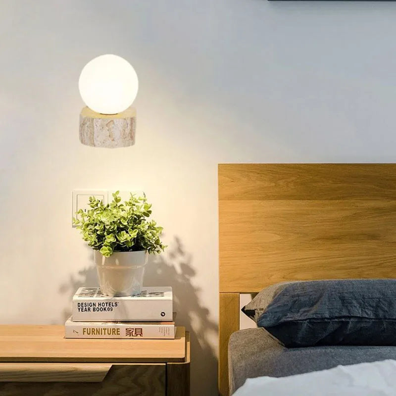 Vägglampa i naturlig sten och frostat glas med modern LED-belysning