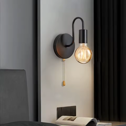 Alba | Modern vägglampa i svart järn med stilren och elegant design