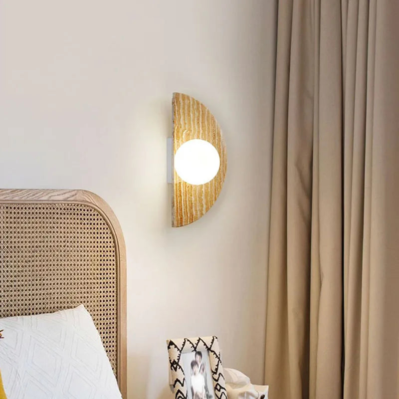 Vägglampa i natursten och frostat glas med halvcirkel-design för sovrum och vardagsrum