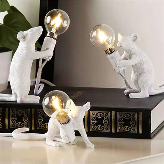 Ratlamp – Dekorativ bordslampa i harts med musdesign och unik inredningsdetalj