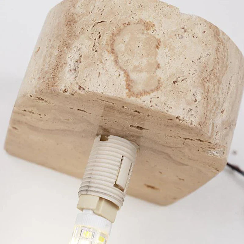 Vägglampa i naturlig sten och frostat glas med modern LED-belysning